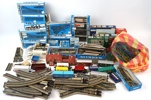 Märklin, räls, vagnar, hus m.m, ett parti.