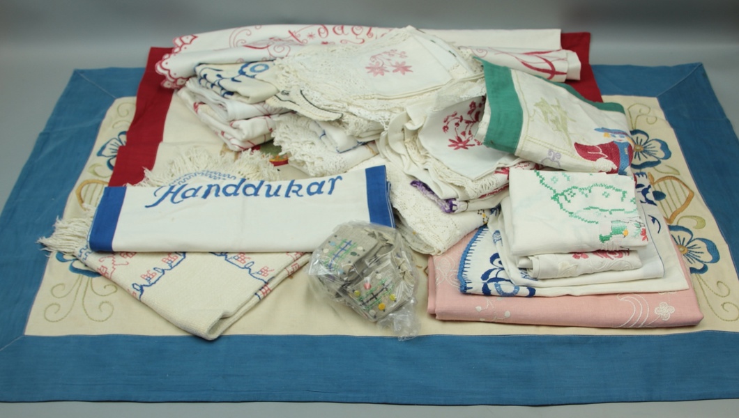 Broderad textil, ett parti, 1900-tal.