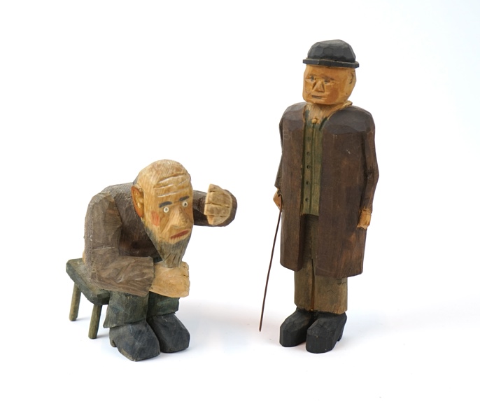 Träfigurer, 2 st, skurna, bl.a ''Pittagubbe'', osignerade, 1900-tal.