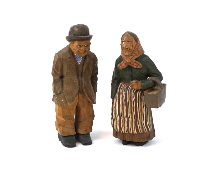 Träfiguriner, ett par, skurna, signerade ML och F, 1900-tal.