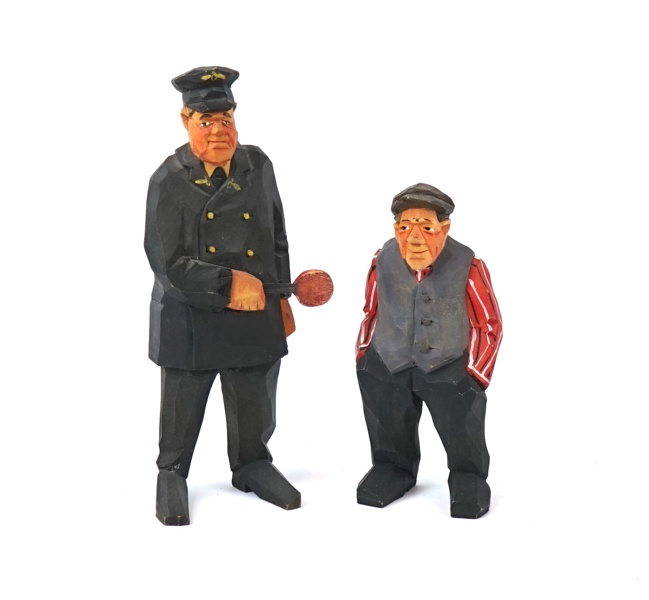 Träfigurer, 2 st, skurna, osignerad och otydligt signerad.