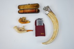 Rökverktyg, bl.a cigarrsnoppare av vildsvinstand och Ronson tändare.