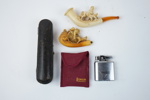 Rökverktyg, bl.a cigarrsnoppare av vildsvinstand och Ronson tändare.