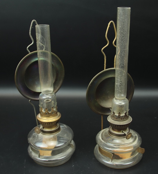Väggfotogenlampor, 2 st, glas och mässing, 1900-tal.