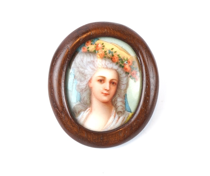 Medaljongporträtt föreställande Princesse de Lamballe, handmålat porslin, otydligt signerad, 1800-tal.