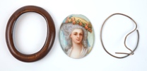 Medaljongporträtt föreställande Princesse de Lamballe, handmålat porslin, otydligt signerad, 1800-tal.