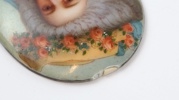 Medaljongporträtt föreställande Princesse de Lamballe, handmålat porslin, otydligt signerad, 1800-tal.