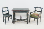 Bord och 2 stolar, allmogemålat trä, 1800/1900-tal.