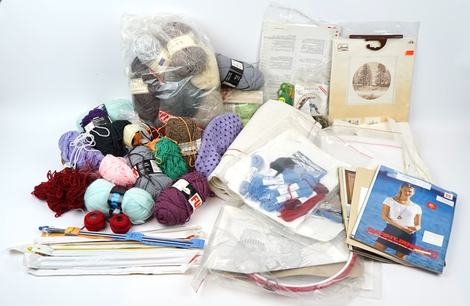 Stickor, mönster, broderi och garn, ett parti.