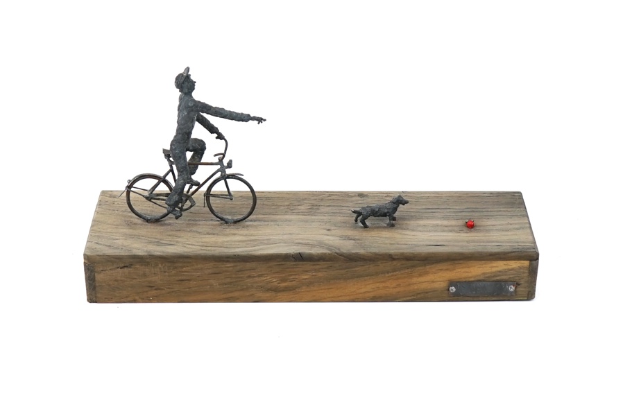 Sven-Åke Ekberg, ''På spåret'', skulptur, metall på träsockel, signerad, daterad 1996.