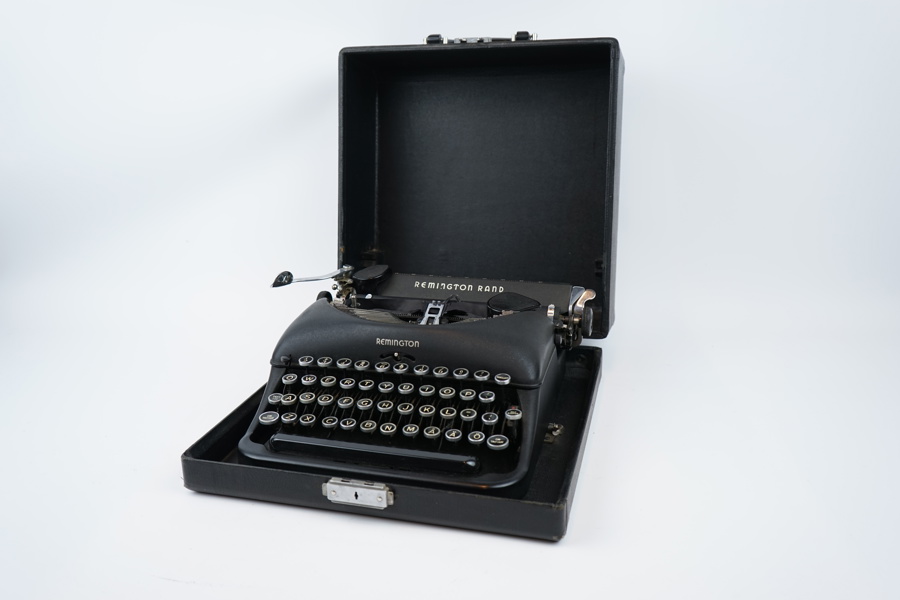 Skrivmaskin i väska, Remington Rand.
