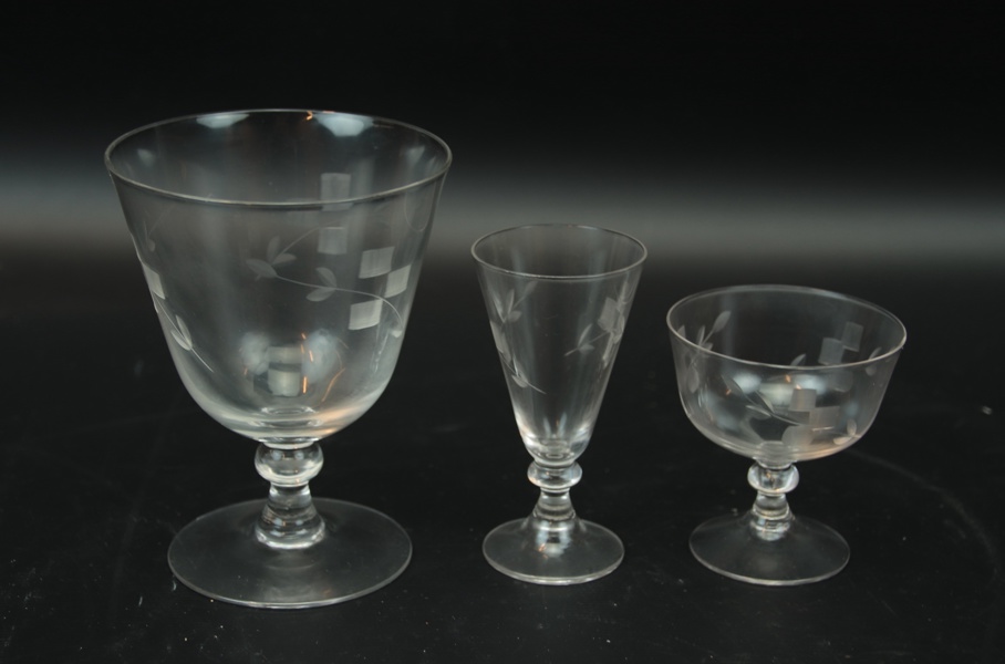 Glasservis, 31 delar, glas, slipad dekor, 1900-tal.