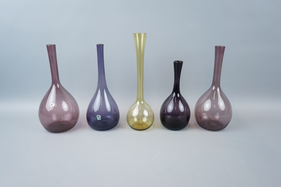 Bulbvaser, 5 st, färgat glas, bl.a Elme Glasbruk.