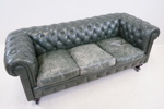 Soffa, Chesterfield-modell, 3-sits, skinn, 1900-talets andra hälft.