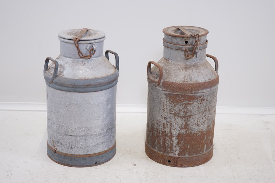 Mjölkkannor, 2 st, metall.
