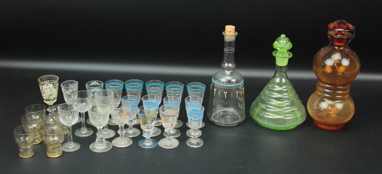 Likörkaraffer och glas, ett parti, delvis bemålat, 1900-tal.