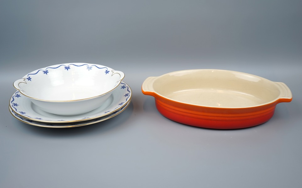 Servisdelar och ugnsform, 4 delar, keramik, ''Mårbacka'', Rörstrand och Le Creuset.