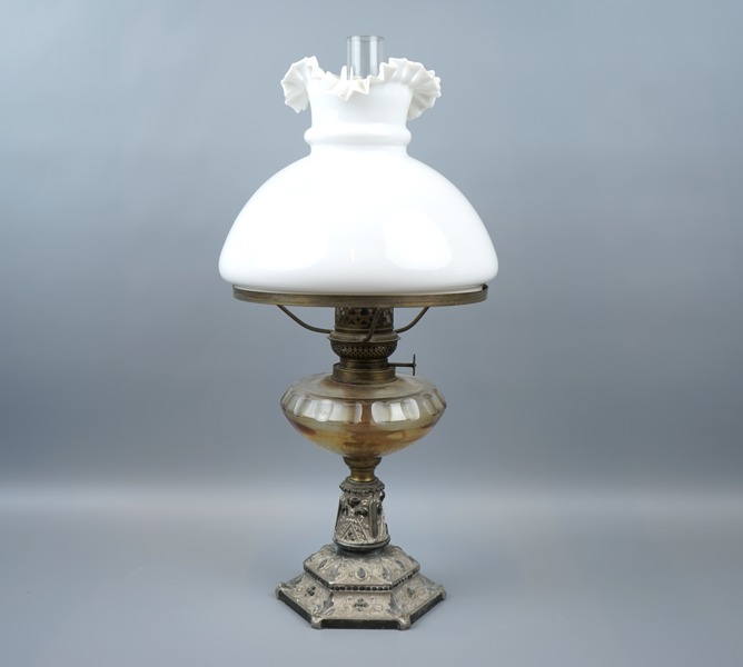 Fotogenlampa, glas/metall.