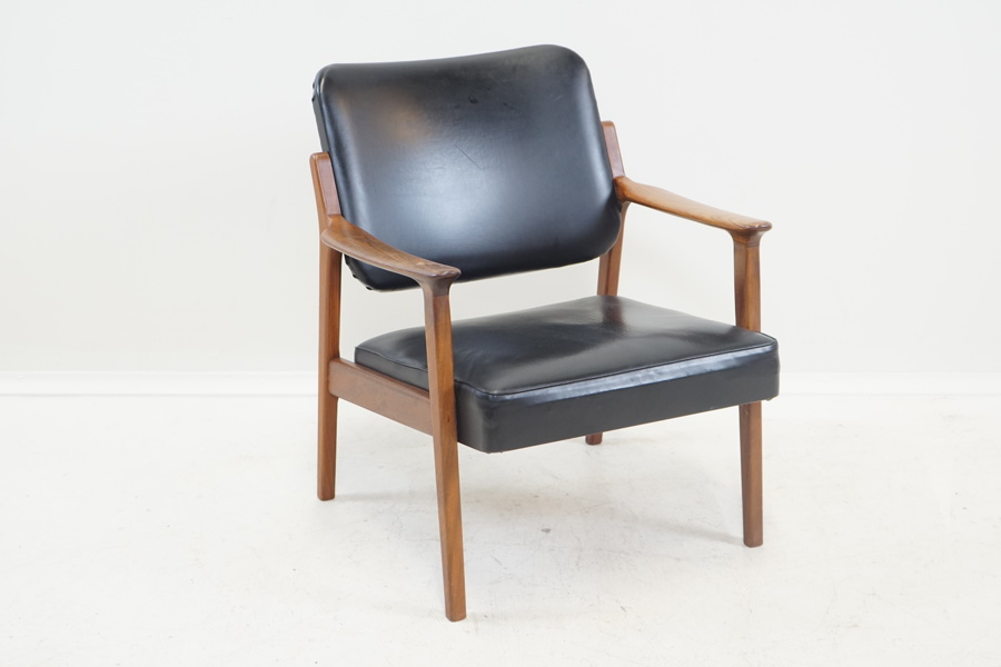 Fåtölj, teak/konstskinn, 1900-talets andra hälft.
