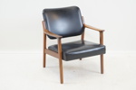 Fåtölj, teak/konstskinn, 1900-talets andra hälft.