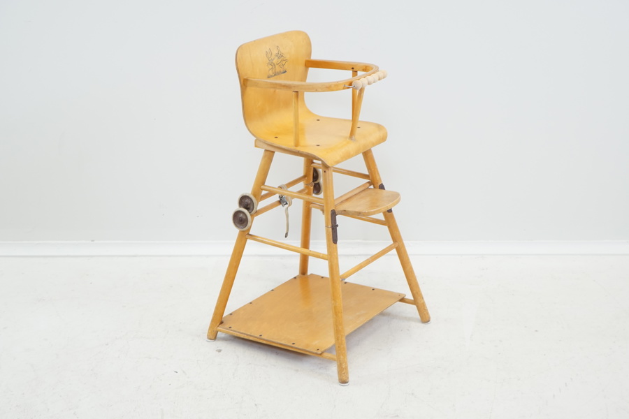 Barnstol, fällbar, med hjul, trä, 1900-tal.