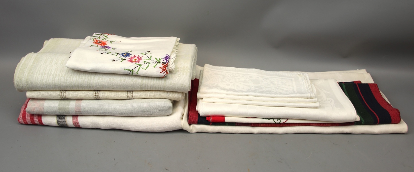 Bordsdukar m.m, 12 delar, bl. a linne.
