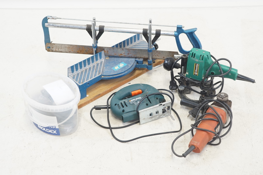 Sågar, slipmaskin och obegagnad skyddsmask, bl.a Black & Decker och Metabo.