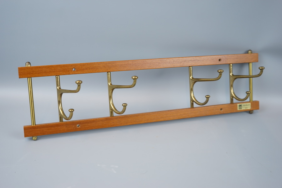 Klädhängare, teak/mässing, "Dekorativ", Skoglunds metallgjuteri, Anderstorp.