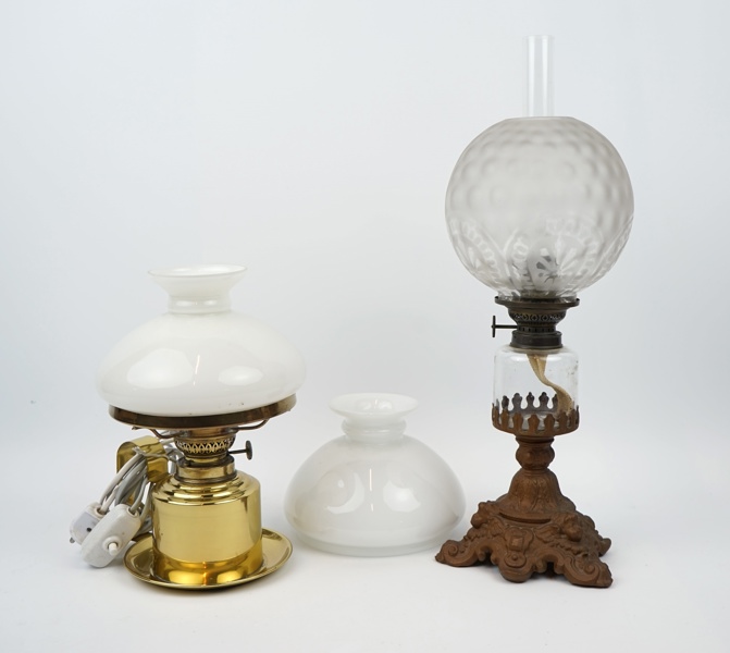 Fotogenlampa och elektrifierad fotogenlampa, metall/glas.