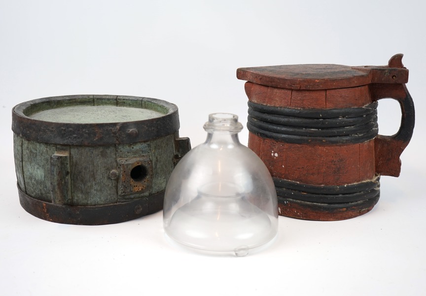 Stånka, brännvinsankare och flugfångare, trä/glas, 1800-tal.