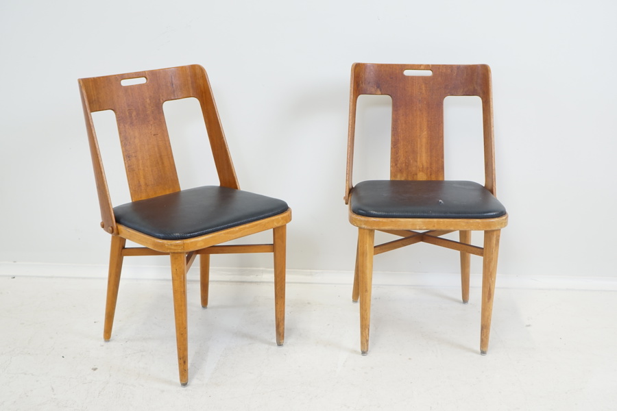 Axel Larsson, stolar, ett par, betsad trä, konstskinn, Bodafors Möbelfabrik.