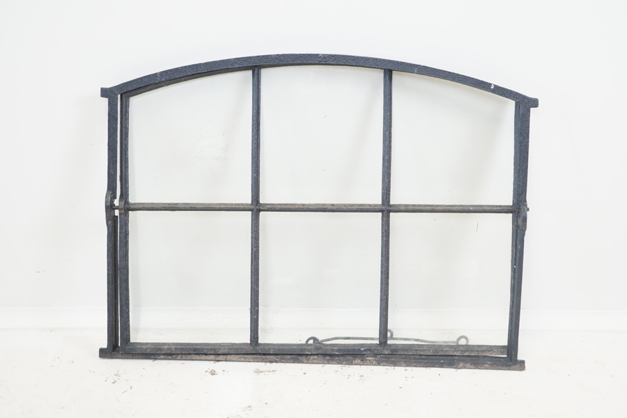 Stallfönster, gjutjärn, glas.