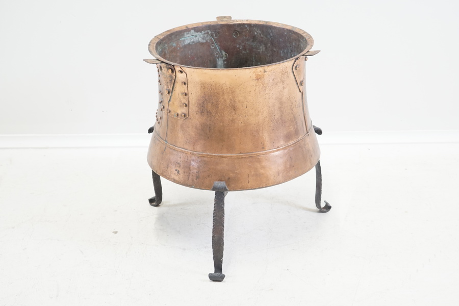 Kittel på trefot, koppar/smide.