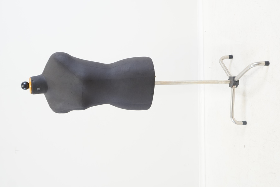 Provdocka, dam, snurrbar, höj/sänkbar, metall/textil/trä.