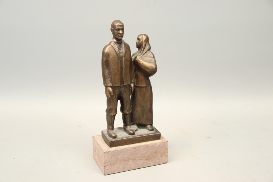 Axel Olsson, "Utvandrarna", skulptur, brons, stensockel, signerad.