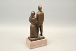 Axel Olsson, "Utvandrarna", skulptur, brons, stensockel, signerad.
