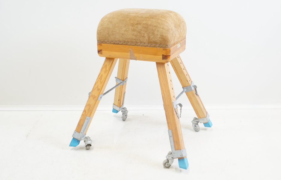 Gymnastikbock, på hjul, höj/sänkbar, trä/skinn, Rantzows.