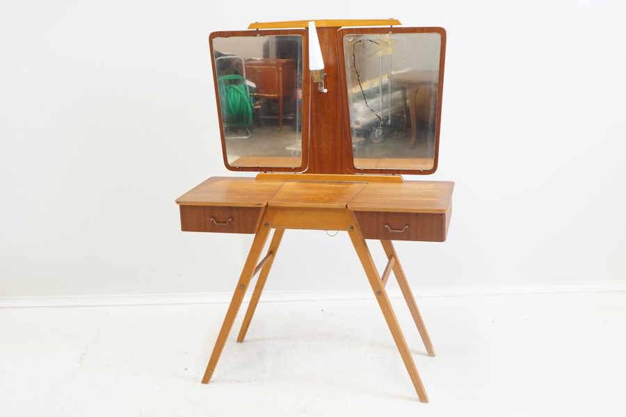 Sminkbord, med spegel och lampa, teak, 1900-talets andra hälft.