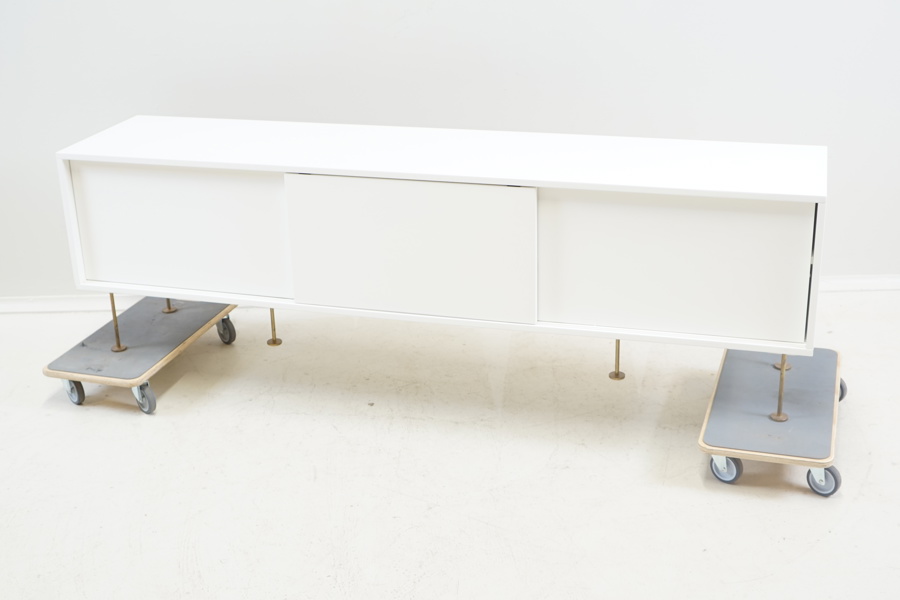 Mediabänk, trä/mässing, 3 skjutdörrar, "Vogue", Decotique.