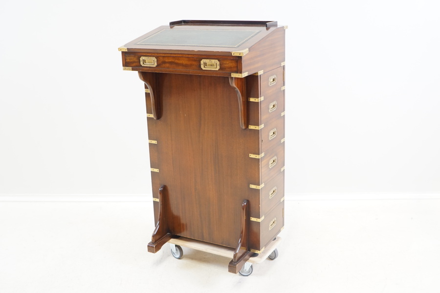 Pulpet, mahogny/skinn/mässing, engelsk stil, 1900-talets senare del.