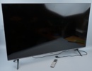 Smart-TV, Samsung, QE43Q84TAU med fjärrkontroll.
