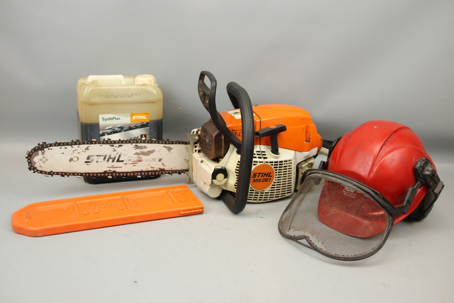 Motorsåg, Stihl MS 261, samt skyddshjälm och motorsågsolja.