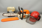 Motorsåg, Stihl MS 261, samt skyddshjälm och motorsågsolja.
