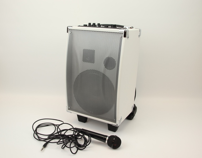 Portabel högtalare med förstärkare, Luxor TSBT 100, samt mikrofon och kablar.