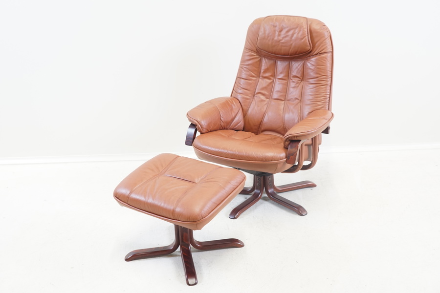 Snurrfåtölj med fotpall, trä/skinn.