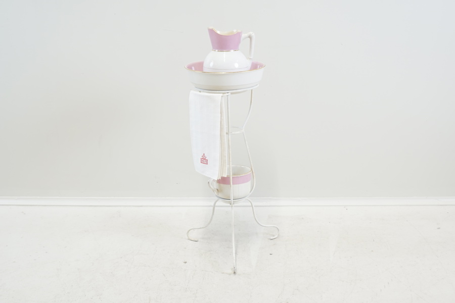 Tvättställ, porslin/metall, 1900-tal.