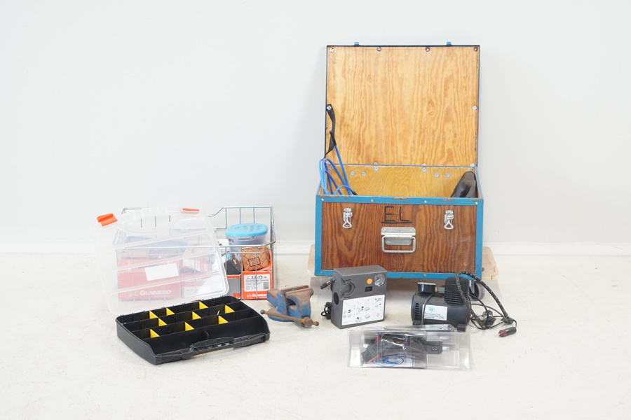 Spik och skruvstäd m.m, ett parti.