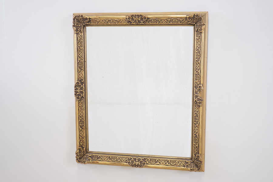 Spegel, förgylld ram.