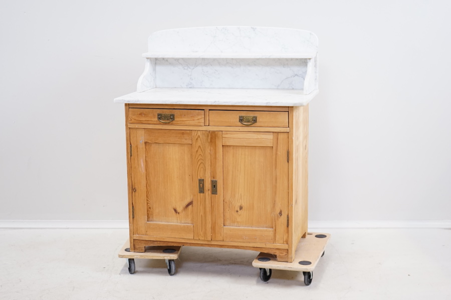 Lavoar, avlutad furu/marmor.