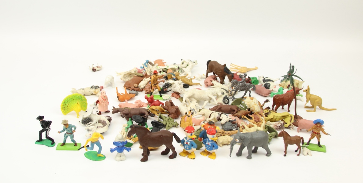 Leksaksfigurer, ett parti, mest plast, bl. a Kalle Anka och Smurf.